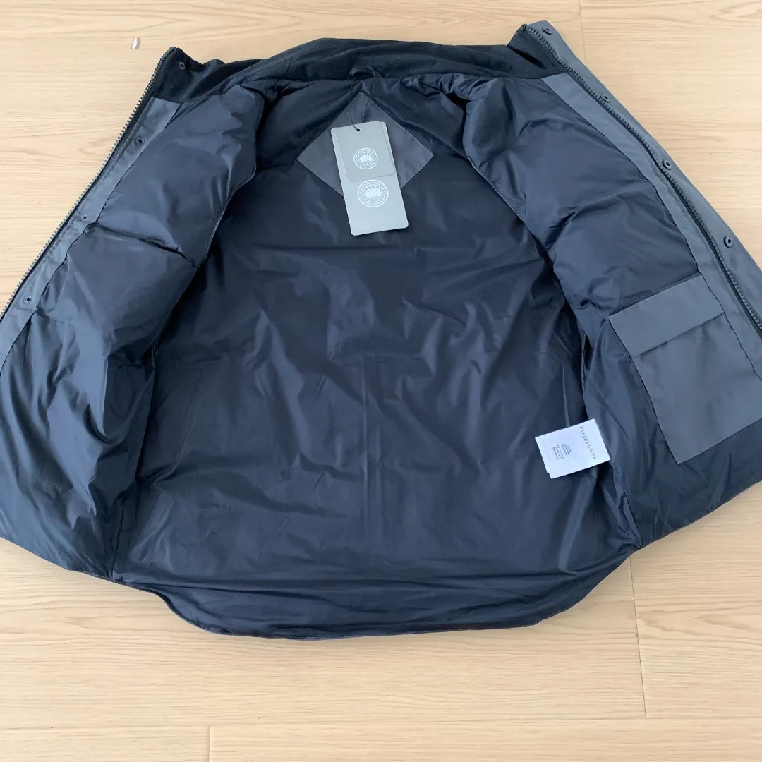 Style number: Y 138 𝑪𝒂𝒏𝒂𝒅𝒂 𝑮𝒐𝒐𝒔𝒆Canada Goose counter level! Canadagoose/Canada Goose New Arrival "2078APPSeries" down vest for men and women Material list: 1⃣ Original custom-made double plain 9500-100% nylon nylon fabric 2⃣ Original YKK zipper, non-sub-factory product 3⃣ National standard 80% white duck down from Guangzhou Inspection, (zp uses 80% white duck down/any boasts of 90% are fake) Material analysis characteristics: 1⃣ Original factory/9500-100% nylon 100% nylon Lurex yarn is actually 100% nylon, which is rarely pure now. Most of them are mixed with cotton thread or polyester. Our top original version is developed in accordance with ZP and uses the same material. 2⃣ As we all know, the original version uses 80% white duck down. The fill power refers to the cubic inches of volume occupied by each ounce (30 grams) of down under certain conditions. If the space occupied by one ounce of down is cubic inches, the fill power of the down is called . So we can simply understand it as: fill power is the volume of down, and the volume of down is fill power. The higher the fill power of down, it means that under the same filling amount, down can fix a larger volume of air layer to keep warm and insulate, so the warmth retention of down is better. Size:XS-2XL Color: Navy Blue Beige Gray Black Red Label Black Black Label